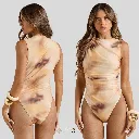 SHEIN BAE Body de mujer con estampado de teñido anudado asimétrico (3).webp