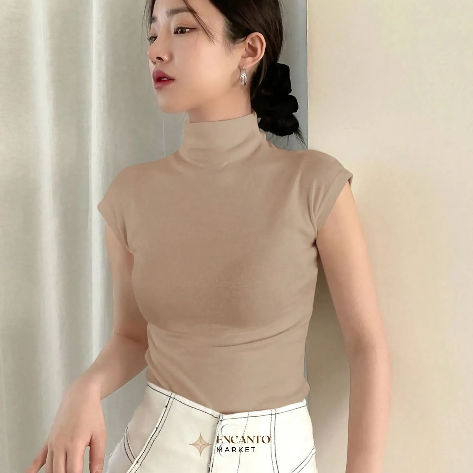 Blusa con cuello alto de manga corta ajustada