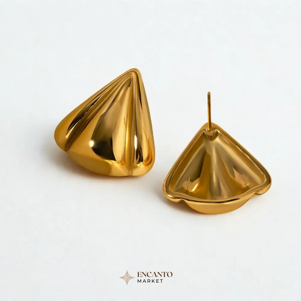 Aretes con diseño geométrico triangular