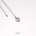 Collar con colgante en forma de corazón