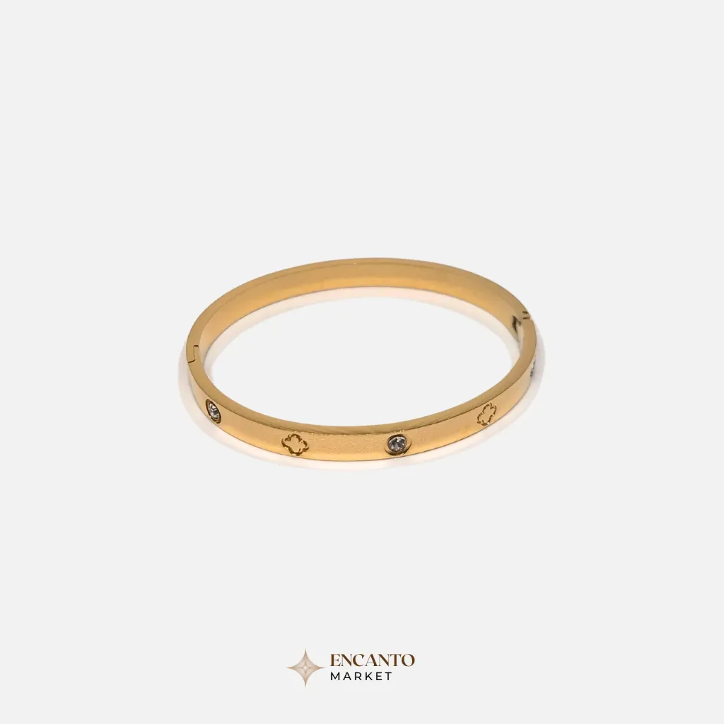 Brazalete rígido con detalles de tréboles y circonitas