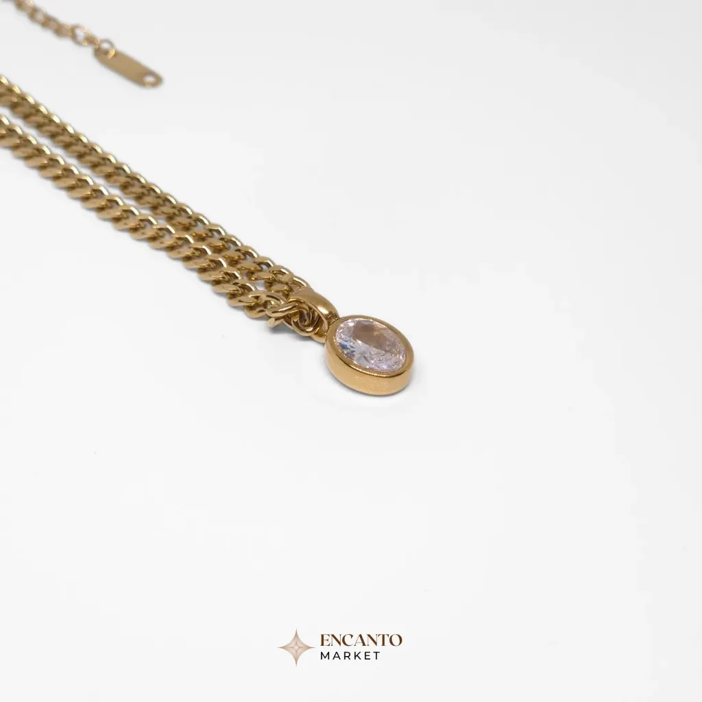 Collar con colgante en forma ovalada