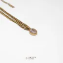 Collar con colgante en forma ovalada