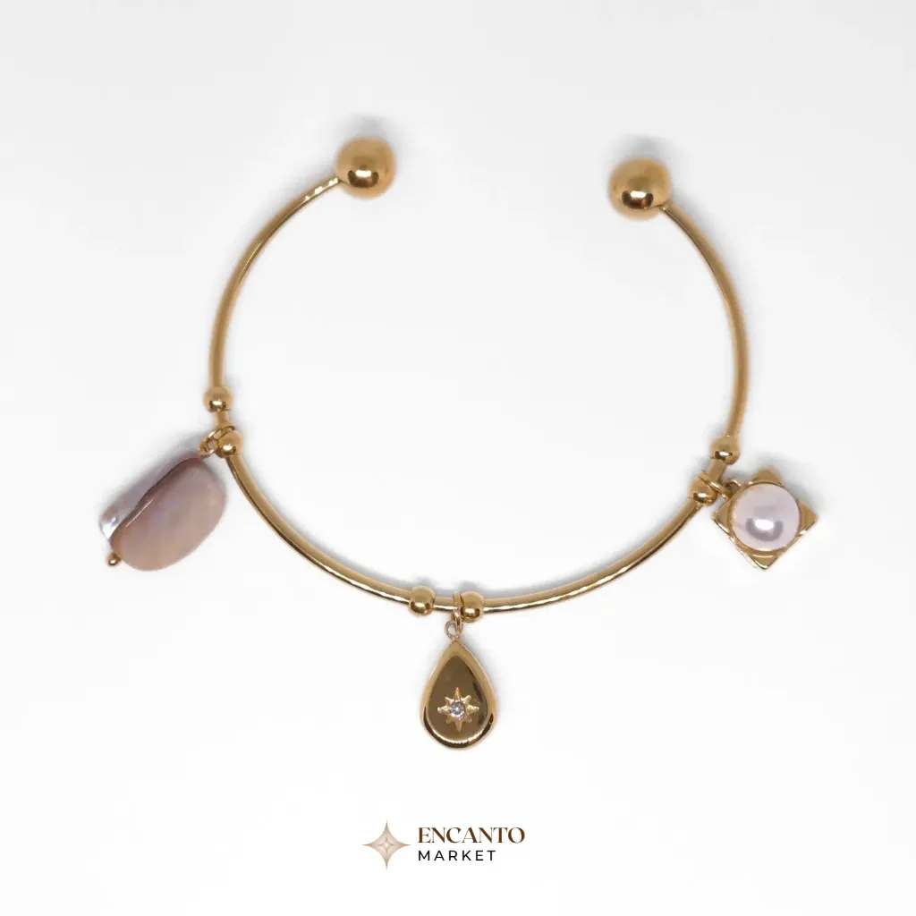 Brazalete de acero con dijes colgantes