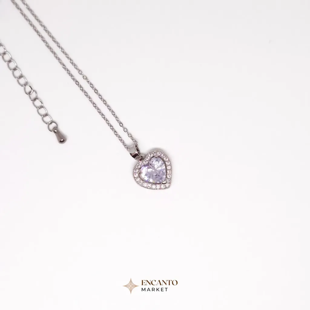 Collar con colgante en forma de corazón